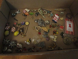 lot 313 image: Costume Jewelry