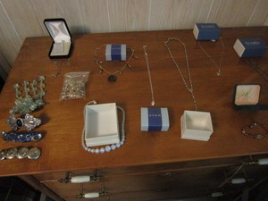lot 316 image: Costume Jewelry