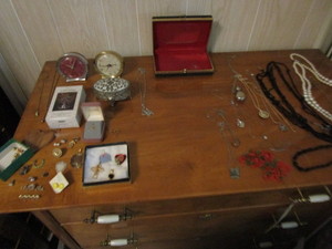 lot 323 image: Costume Jewelry
