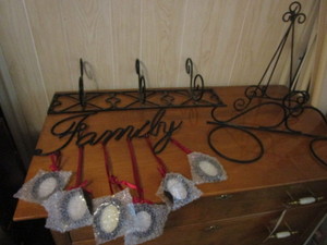 lot 338 image: Metal Work Home Interiors With Live, Laugh, Love, Photo Holder