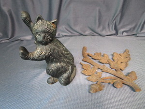 lot 343 image: Cast Cat Doorstop, Antique Oak Branch