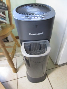 lot 370 image: Honeywell Humidifier