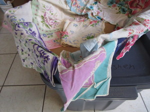 lot 409 image: Ladies Hankies - Vintage