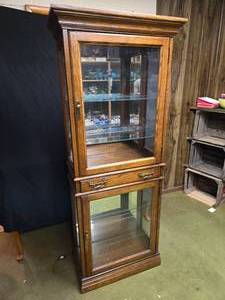 lot 4 image: Jasper Cabinet Company Lighted Oak Curio Display Cabinet with Glass Shelves and Brass Hardware - 72 18 Tall, 26 14 Wide