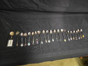 lot 40 image: Collection of 21 Vintage Souvenir Spoons  Various Makers