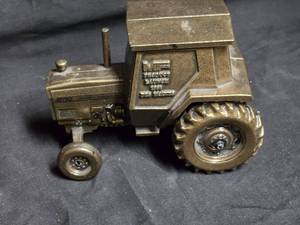 lot 50 image: Vintage Massey Ferguson 3070 Tractor Bank 1986 Des Moines