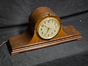 lot 59 image: Vintage General Electric Model 364 Mantel Clock with Westminster Chime