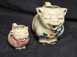 lot 72 image: Vintage Collectible Shawnee Pottery Smiley Pig Pitchers