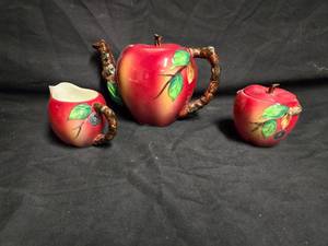 lot 77 image: Vintage PY Japan Apple Themed Teapot, Creamer, and Sugar Set