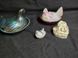 lot 80 image: Lot of 3 Hen on Nests and a Bunny Box