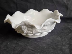 lot 87 image: Westmoreland Glass White Milk Glass Fruit Bowl