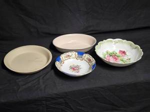 lot 90 image: Set of Decorative Bowls - Pfaltzgraff, Pampered Chef, and Various Makers