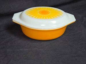 lot 94 image: Pyrex Sunflower Casserole Dish with Lid - 2.5 Qt