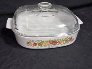 lot 98 image: Corning Ware Le Romarin Casserole Dish with Pyrex Lid - 10x10x2