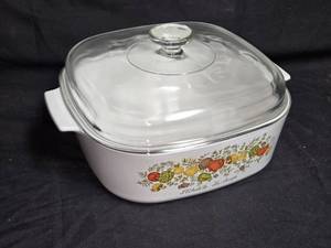 lot 99 image: Corning Ware LEchalote La Sauge Casserole Dish with Pyrex Lid - 4 Quart