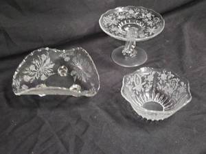 lot 109 image: Vintage Etched Crystal Glassware Collection - Elegant and Ornate Pieces