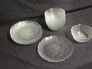 lot 113 image: Set of Leaf Patterned Glass Bowls and Plates