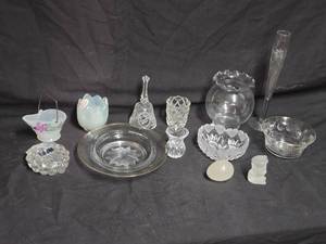 lot 130 image: Assorted Collection of Vintage Glassware and Crystal Items