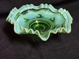 lot 172 image: Vintage Green and Opalescent Ruffled Glass Bowl