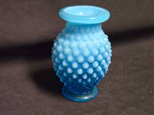 lot 190 image: Fenton Opalescent Hobnail Glass Bud Vase