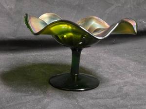 lot 201 image: Fenton Green Carnival Glass Pedestal Bowl with Ruffled Edge