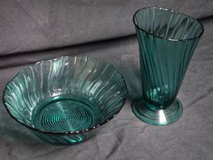 lot 214 image: Teal Glass Bowl and Vase Set with Ribbed Pattern