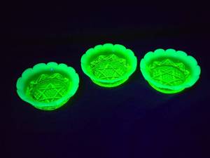 lot 224 image: Set of 3 Vintage Vaseline Uranium Glass Bowls with Scalloped Edges