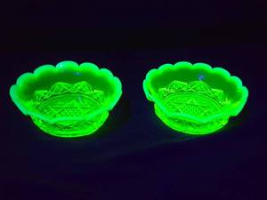 lot 225 image: Set of 2 Vintage Uranium Vaseline Glass Bowls with Scalloped Edges