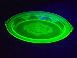 lot 234 image: Vintage Green Depression Glass Uranium Oval Platter