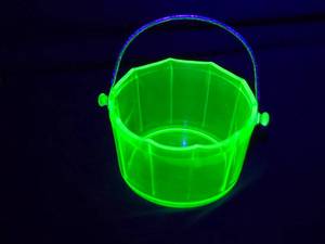 lot 236 image: Vintage Green Depression Uranium Glass Bucket - 3 tall