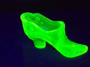 lot 240 image: Vintage Green Depression Uranium Glass Shoe Figurine
