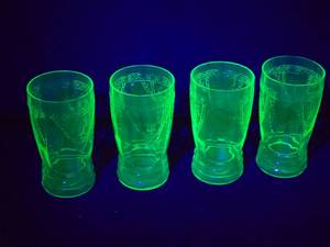lot 245 image: 4 Vintage Green Depression Glass Uranium Tumblers