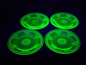 lot 259 image: Set of 6 Vintage Uranium Glass Plates or Saucers with Intricate Pattern, Depression Era