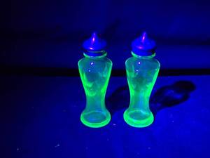 lot 264 image: Vintage Green Uranium Glass Salt and Pepper Shakers