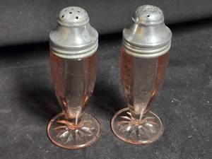 lot 280 image: Pair of Vintage Pink Depression Glass Salt and Pepper Shakers