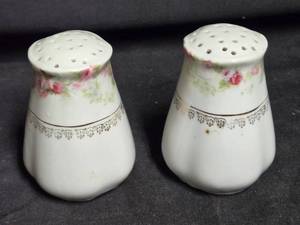 lot 299 image: Vintage Bavaria Porcelain Salt and Pepper Shakers with Floral Design