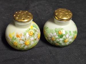 lot 301 image: Antique Bavarian Hand-Painted Floral Salt and Pepper Shakers with Gold-Toned Tops