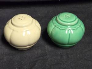 lot 305 image: Vintage Homer Laughlin Salt and Pepper Shakers - Ivory and Green