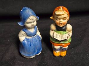 lot 312 image: Vintage Dutch Boy and Girl Salt and Pepper Shakers - Hand-Painted Ceramic