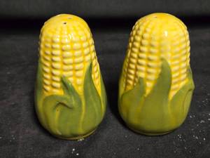 lot 318 image: Vintage Corn Cob Salt and Pepper Shakers - Hand-Painted Ceramic