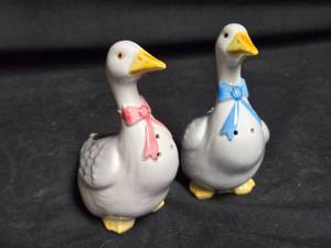 lot 339 image: Ceramic Goose Salt and Pepper Shakers with Bows