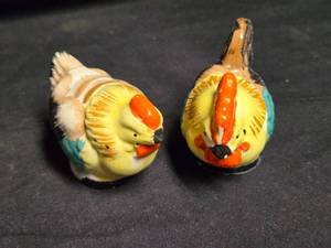 lot 340 image: Hand-Painted Ceramic Chicken Salt and Pepper Shakers - Made in Japan