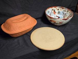 lot 347 image: Vintage Assorted Kitchenware Collection - Sassafras Enterprises SuperStone (Cracked) & Japanese Hand-Painted Bowl (Cracked)