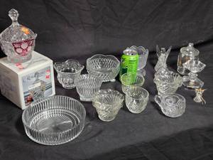 lot 350 image: Large Collection of Vintage Crystal Glassware - Including Rendezvous Gold Candy Box and Assorted Bowls