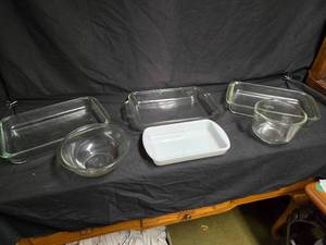 lot 358 image: Vintage Pyrex and Glasbake Baking Dishes