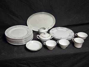 lot 369 image: Elegant Nasco Bayard Fine China Dinner Set and More