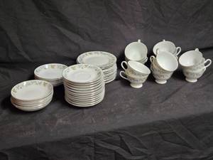 lot 370 image: Nasco and Imperial China Fine China Dinnerware Set