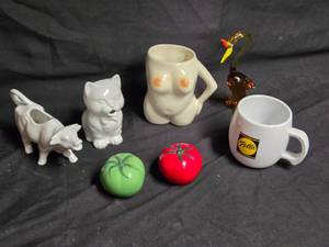 lot 375 image: Eclectic Collection of Vintage Ceramics and Glassware Cow Creamer, Kitten, Nude Cup