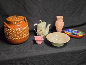 lot 381 image: Collection of Vintage Ceramic and Pottery Items - Gilner California, Hand-Painted Mexican Dish