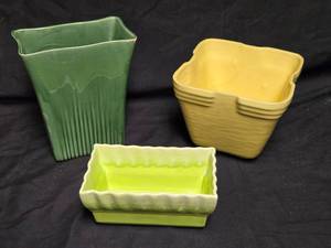 lot 384 image: Collection of Vintage Pottery Planters - Coronet USA and More